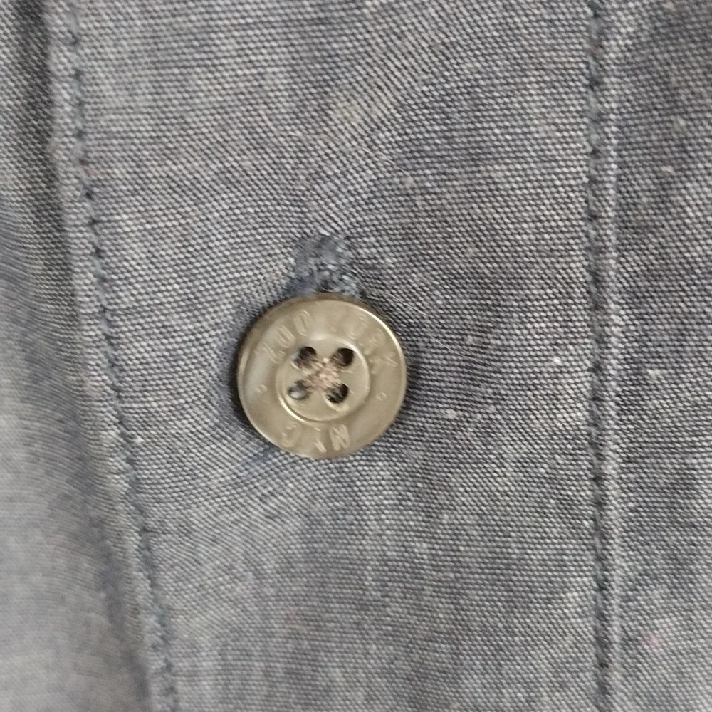 Zoo York XL men's blue, button-up,  denim-looking, short sleeve dress shirt - Picture 5 of 5